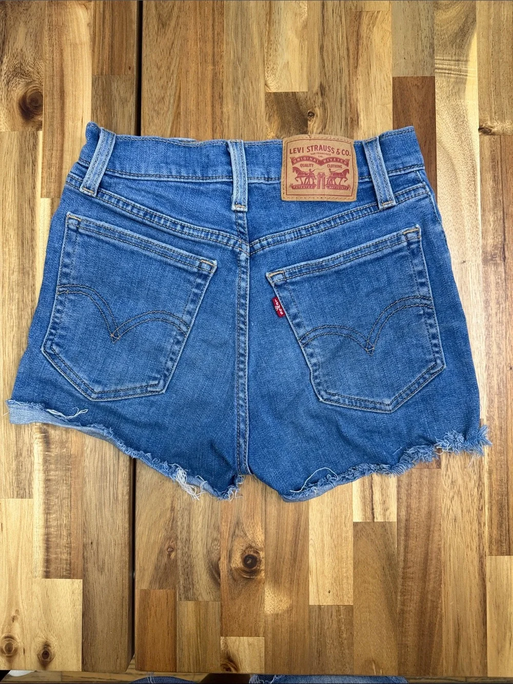 Levi’s High Rise Shorts - Picture 4 of 7